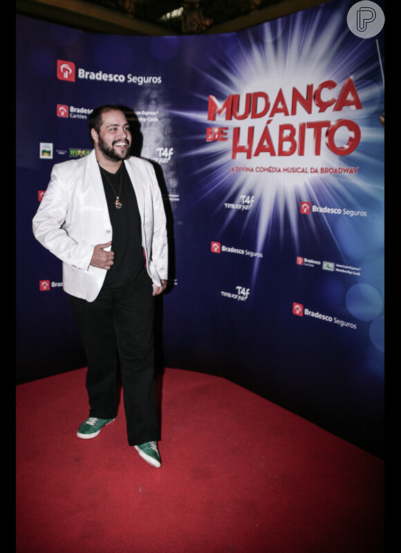 Tiago Abravanel combinou sapatos verdes com paletó branco e camisa preta, na estreia do musical 'Mudança de Hábito', em São Paulo