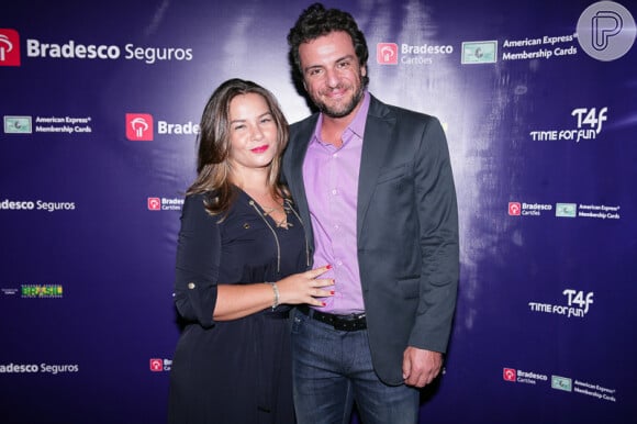 Rodrigo Lombardi e a mulher, Betty Baumgarten, foram juntos na estreia do musical 'Mudança de Hábito'