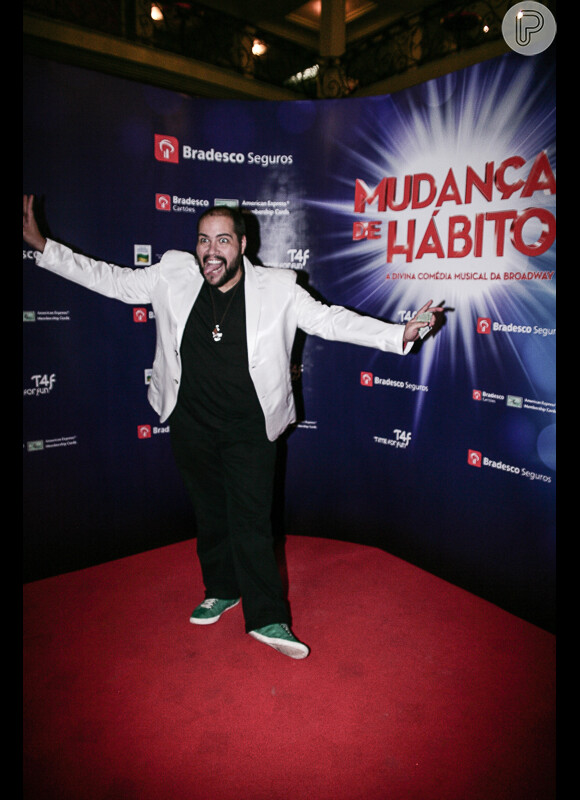 Tiago Abravanel fez pose para fotógrafos na estreia do musical 'Mudança de Hábito', em São Paulo