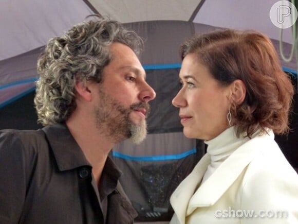 José Alfredo (Alexandre Nero) vai beijar Maria Marta (Lilia Cabral) na reta final de 'Império'. Ela nem imagina que o filho matará o pai no final da novela
