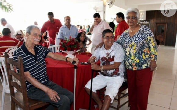 Zeca Pagodinho posa ao lado dos pais em festa em homenagem a São Jorge