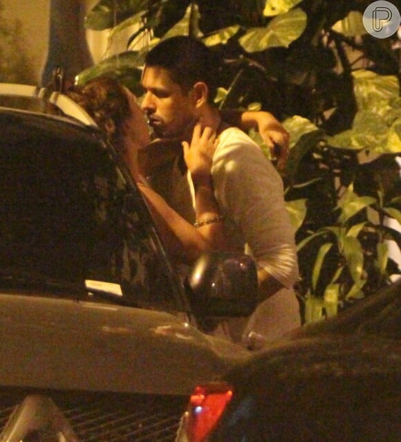 João Vicente Castro é flagrado aos beijos com a jogadora de vôlei Maria Clara Salgado, em fevereiro de 2013