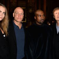 Paul McCartney assiste a desfile da filha, Stella McCartney, com Cara Delevingne