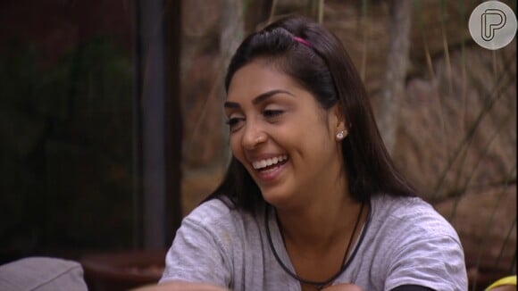 Amanda sorri após promesa com Fernando