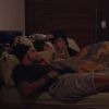 Amanda e Fernando deitam juntos na cama com Rafael para Cinema do Líder