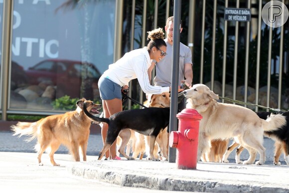 Sheron Menezzes passeando com seus cachorros pelo bairro de Ipanema, no Rio: 'Tenho uma vida normal, tem que ser assim'