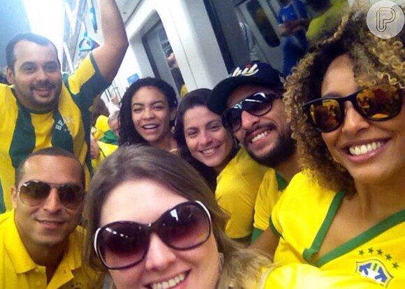 Durante a Copa do Mundo no Brasil, Sheron Menezzes andou de metrô no Rio com amigos para ir ao estádio do Maracanã