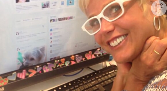 Xuxa publica vídeo mostrando que é ela quem escreve na sua própria página no Facebook, em 26 de abril de 201