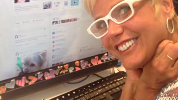 Xuxa publica vídeo para fãs e prova que está presente nas redes sociais