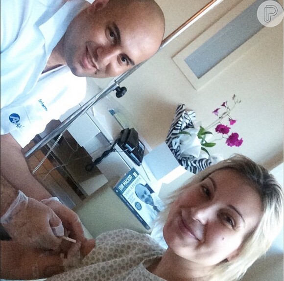Andressa Urach continuará usando um cateter no braço durante um ano, para receber medicação em casa