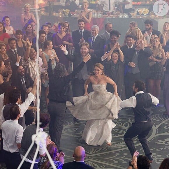 Leandra Leal, a Cristina da novela 'Império', registrou vários momentos da personagem que dançou frevo na festa de casamento com Vicente (Rafael Cardoso)