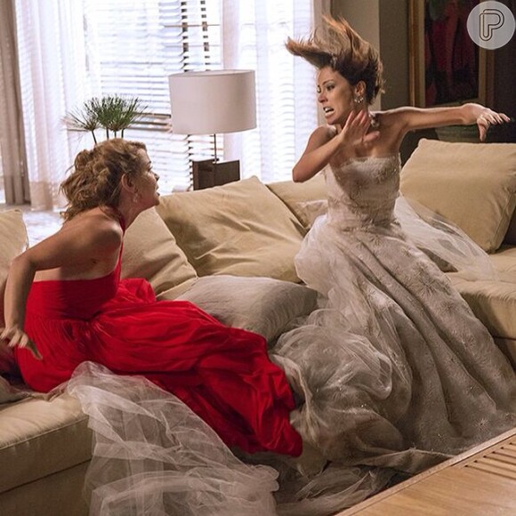 A atriz Andreia Horta postou uma foto da briga entre as personagens Cristina e Maria Clara
