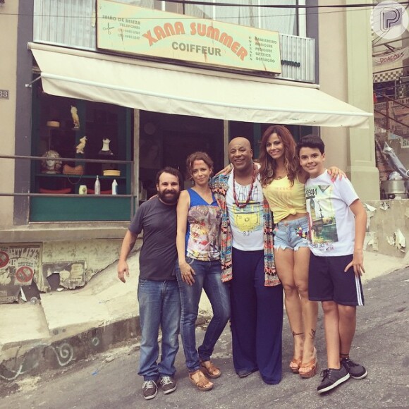 Viviane Araújo posa com amigos do elenco em frente ao salão da Xana, em Santa Teresa. 'A saudade já dói'