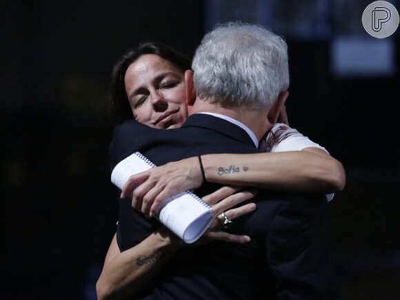 Emocionado, Othon Bastos recebeu o abraço da diretora Roberta Richard na gravação da novela 'Império'