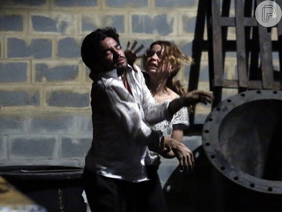 Cristina (Leandra Leal) impede José Pedro (Caio Blat) de se matar, no último capítulo de 'Império'