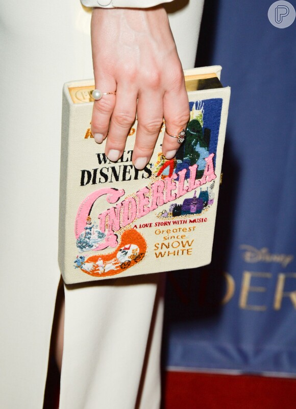 Na première de 'Cinderela', Lily James usou um book clutch no valor de R$ 4.500