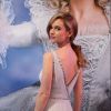 No México, Lily James usou um vestido Prada com cristais em première de 'Cinderela'