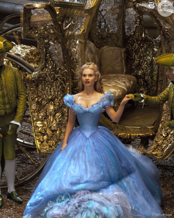 Lily James é a protagonista do filme 'Cinderela', do conto de fadas da Disney