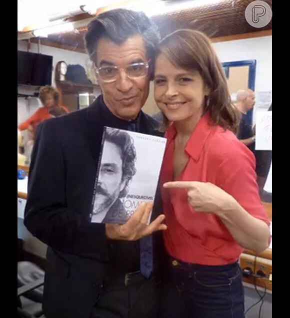 Drica Moraes Cora visita o elenco e posa com Paulo Betti nos bastidores do último dia de gravação da novela 'Império'