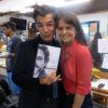 Drica Moraes aparece de surpresa nos bastidores do último dia de gravação da novela 'Império' e posa ao lado de Paulo Betti, que está prestes a gravar o lançamento do livro de Téo Pereira, em 12 de março de 2015