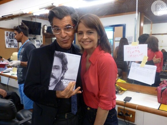 Drica Moraes aparece de surpresa nos bastidores do último dia de gravação da novela 'Império' e posa ao lado de Paulo Betti, que está prestes a gravar o lançamento do livro de Téo Pereira, em 12 de março de 2015