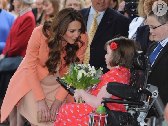 Durante a visita, Kate recebeu um buquê de flores