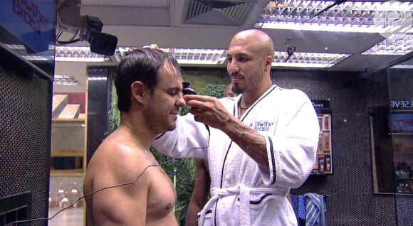 Fernando cortou o cabelo de Adrilles
