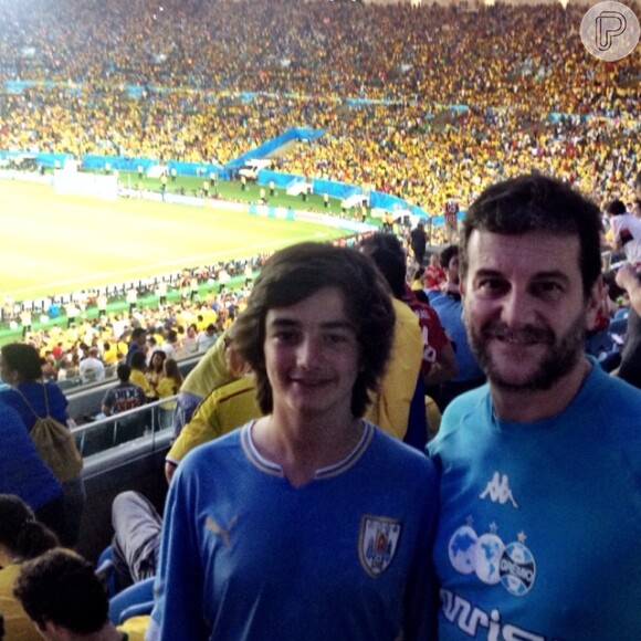 Roberto Birindelli posa com o filho, Carlo, de 15 anos, em estádio de futebol