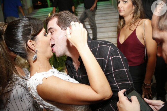 Carol Sampaio ganha beijo do marido, Guilherme Schleder