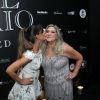 Carol Sampaio beija a mãe, Marly, em sua festa de aniversário