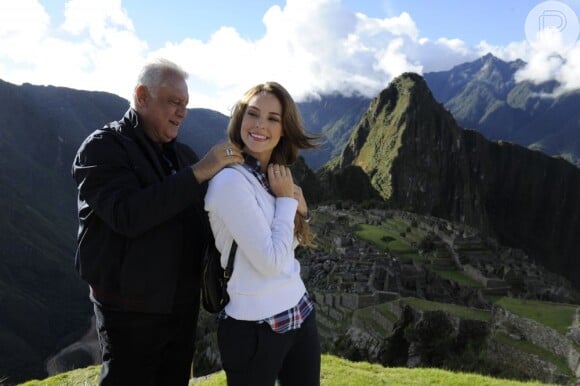 Paolla Oliveira posa com Antônio Fagundes no Peru, eles são pai e filha na trama
