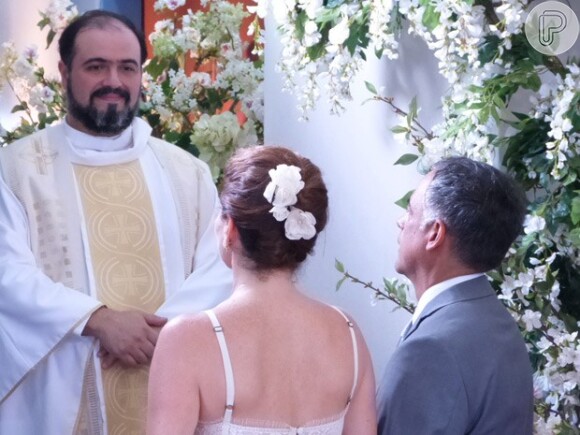 Lígia (Débora Bloch) e Vicente (Angelo Antonio) dizem 'sim' no altar, em 'Sete Vidas'