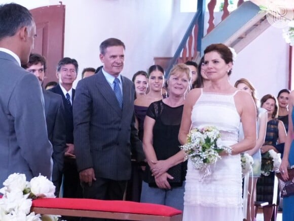Mesmo depois de ter visto Miguel (Domingos Montagner) e cogitado desistir do casamento, Lígia (Débora Bloch) entra na igreja para se casar com Vicente (Angelo Antonio), em 'Sete Vidas'