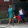 Luana Piovani, grávida de gêmeos, passeia com o filho, Dom, no Leblon, no Rio