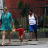 Luana Piovani, grávida de gêmeos, passeia com o filho, Dom, no Leblon, no Rio
