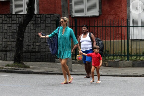 Luana Piovani passeou com o filho, Dom, nas ruas do Leblon, no Rio, e não desgrudou do menino