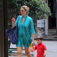 Luana Piovani, grávida de gêmeos, passeia com o filho, Dom, no Rio