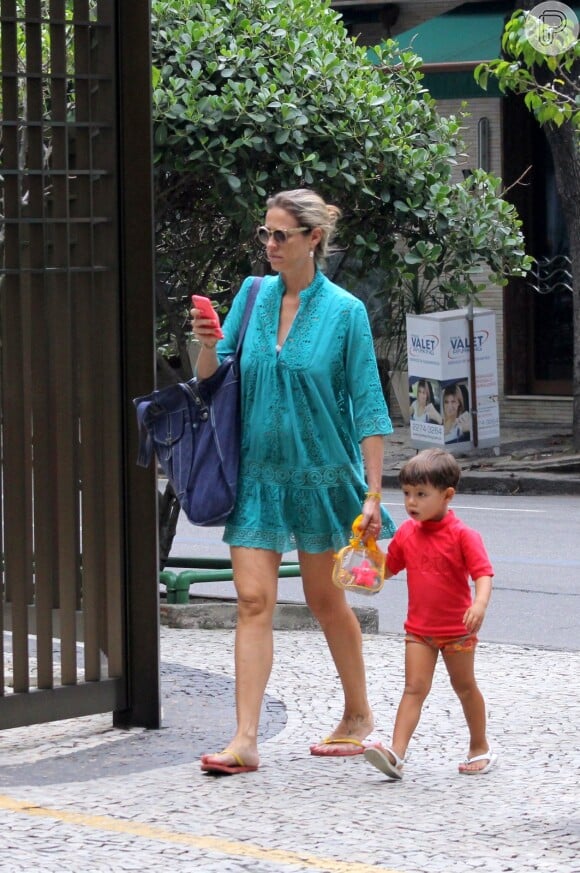Luana Piovani, grávida de gêmeos, passeia com o filho, Dom, no Leblon, no Rio, neste sábado, 14 de março de 2015