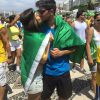 Jessika Alves aproveitou o movimento para beijar o namorado, Thiago Blanco: 'Fazendo História com amor'