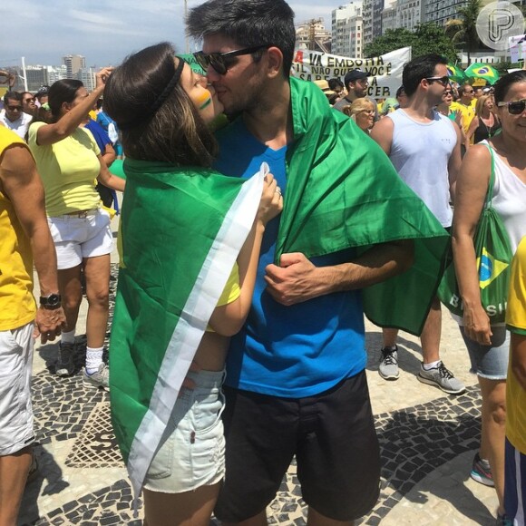 Jessika Alves aproveitou o movimento para beijar o namorado, Thiago Blanco: 'Fazendo História com amor'