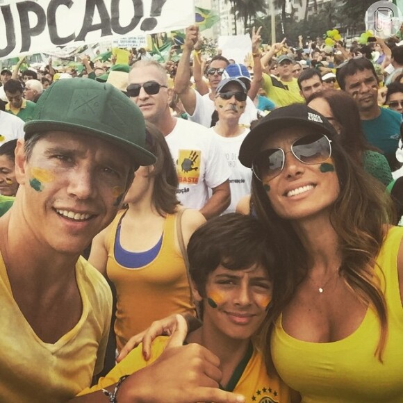 Márcio Garcia a a mulher, Andrea Santa Rosa, no movimento anti-Dilma Rousseff, na orla de Copacabana, Zona Sul do Rio de Janeiro