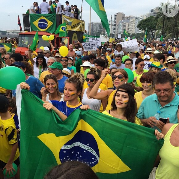 Ellen Jabour e Jessika Alves pintaram o rosto no movimento anti-Dilma Rousseff, na orla de Copacabana, Zona Sul do Rio de Janeiro