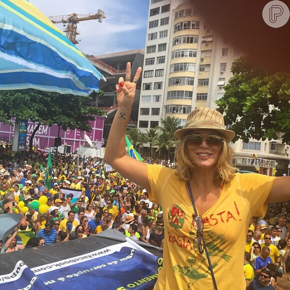 Christine Fernandes participou da manifestação no Rio de Janeiro