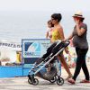 Grávida, Carolina Ferraz passeia com a amiga na praia do Leblon, no Rio