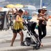 Grávida, Carolina Ferraz passeia com a amiga na praia do Leblon, no Rio