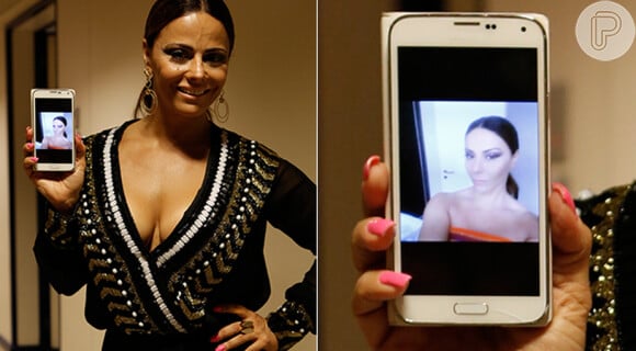 Viviane Araújo faz selfie do seu celular, nos intervalos das gravações de 'Império'