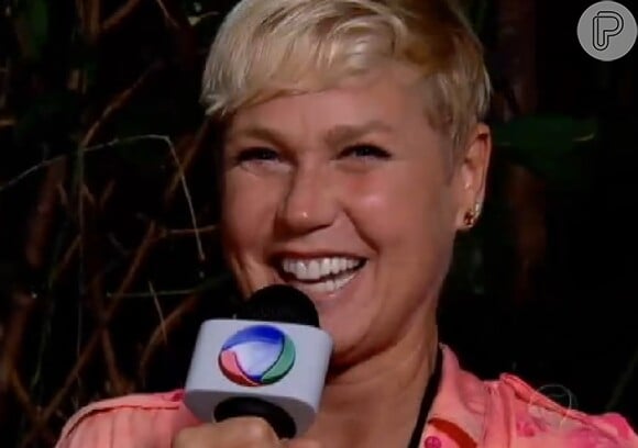 Xuxa se divertiu ao segurar o microfone da TV Record e comentou: 'Estou velha para vestir muitas roupas e para falar algumas coisas'