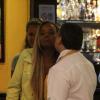 Roberta Rodrigues ganha beijo do garçom em barzinho do Leblon, em 29 de abril de 2013