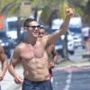 José Loreto mantém a boa forma correndo sem camisa ao lado dos amigos, na orla do Rio de Janeiro