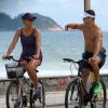 Débora Nascimento anda de bicicelta com o noivo, José Loreto, na orla da Praia da Macumba, no Rio de Janeiro